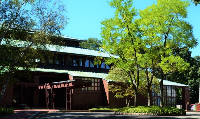 “The American Academy of Arts and Sciences”, giriş bahçesi, Boston, MA.