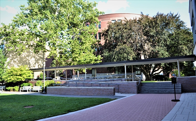 Harvard University, “Graduate Center” bahçesi, Cambridge, MA.