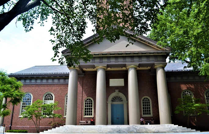 Harvard Üniversitesi-Memorial Church banklarında, (eşitlik üzerine ülke genelinde protestolar sürerken) “siyah ve beyazlar bir arada”, Cambridge, MA, 9 Haziran 2020.  