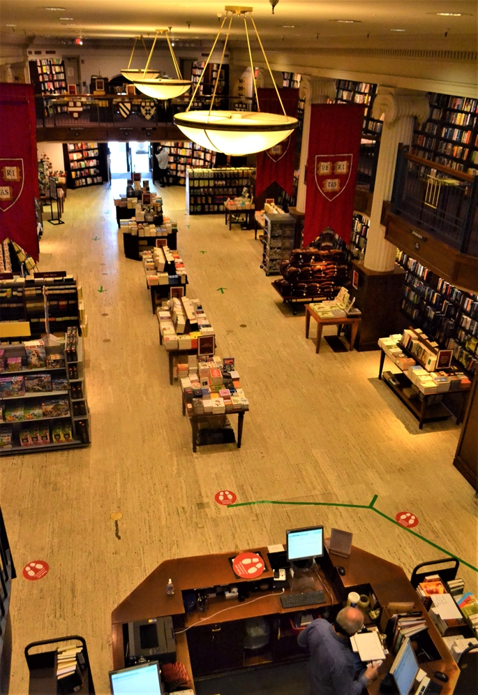 “Harvard Coop Bookstore”, okurlarını beklerken, Cambridge, MA, 9 Haziran 2020.  