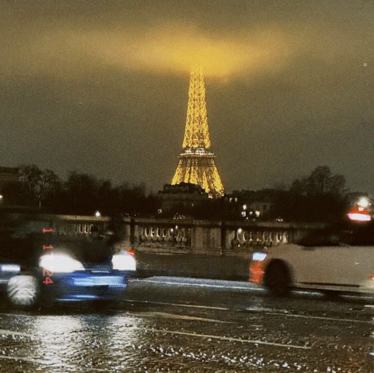 Paris'te Bir Gece Yarısı