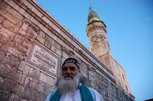 Muaviye Camii önünde, karanlık gelecekten habersiz, poz veren Şamlı