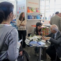 Doğan Hasol İmza Gününde Eski Dostlar ve Gençler Vardı